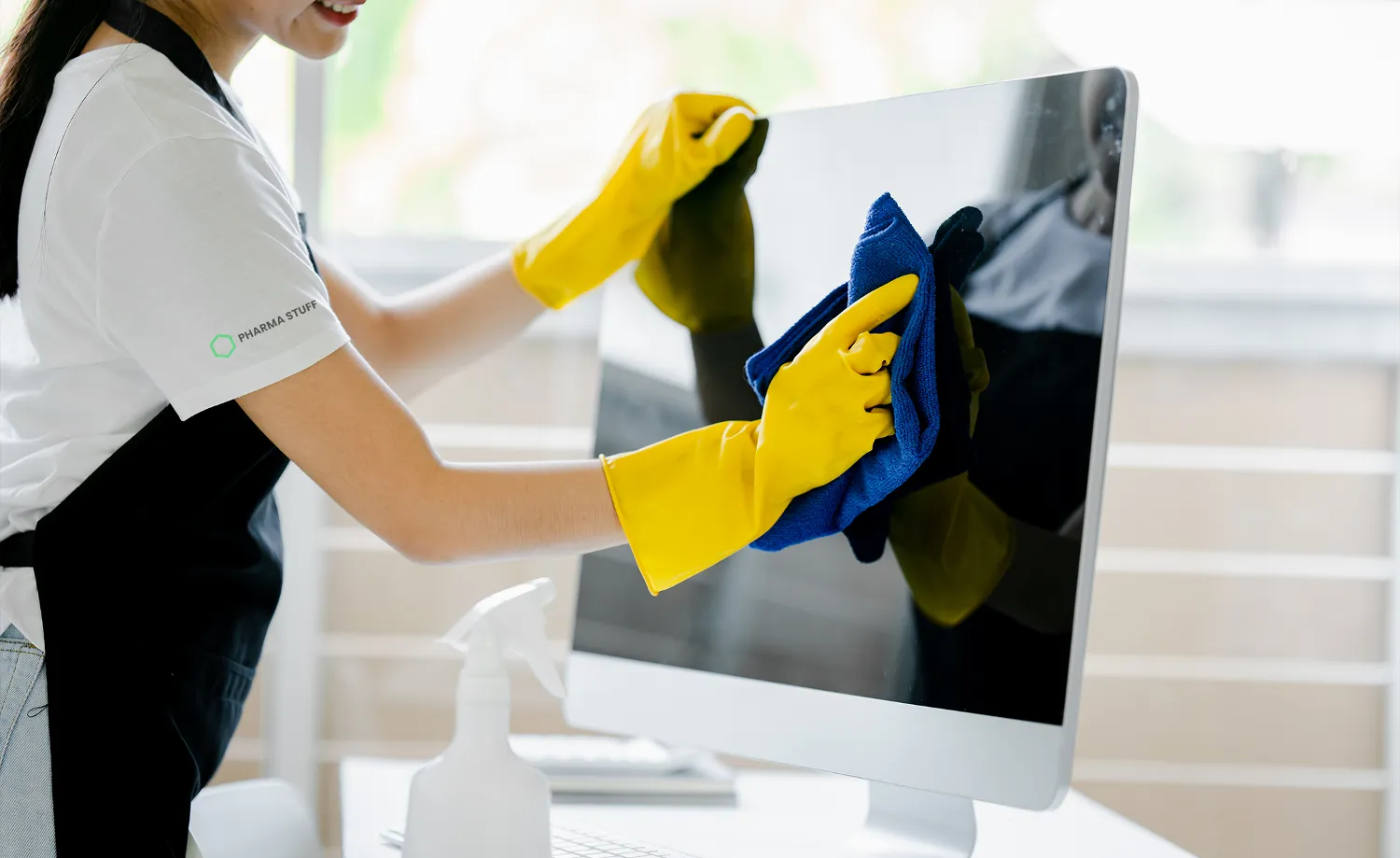 Pulizia di postazioni di lavoro negli uffici